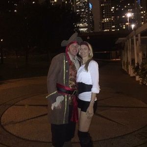 Halloween woman’s pirate costume